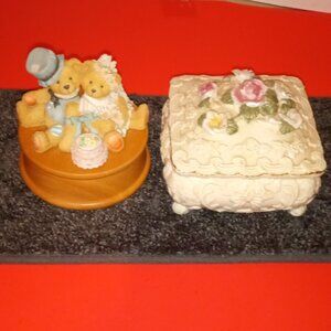 GORGEOUS WHITE CERAMIC FLORAL TRINKET BOX WITH BRIDE AND GROOM WEDDING MUSIC BOX